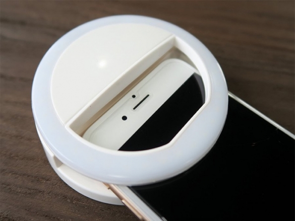 Maak in het donker de leukste selfies met deze Lumee Selfie ring voor General mobile Discovery 2, batterijen Lumee Selfie Ring voor de General mobile Discovery 2, batterijen